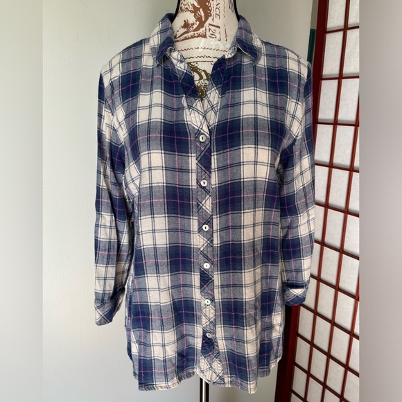hester & orchard Tops - Hester & Orchard Ladies Flannel V-Neck Shirt, size M